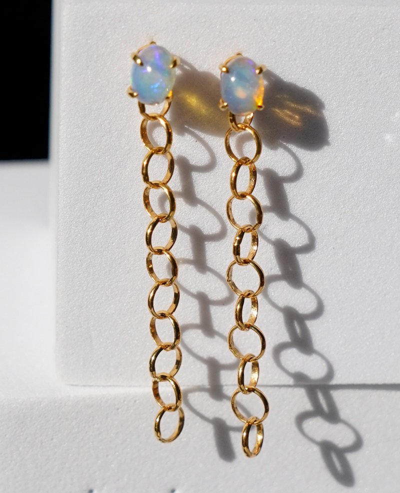 SV Chain pierced Opal - 耳環/耳夾/耳骨夾 - 其他金屬 白色