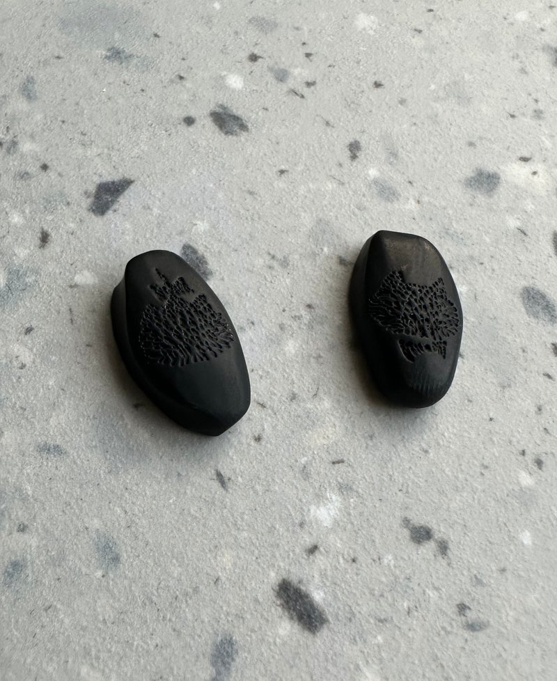 軟陶飾品-石塊造型手繪公母黑貓耳環-不對圖形稱設計-可製 - 耳環/耳夾/耳骨夾 - 其他材質 黑色