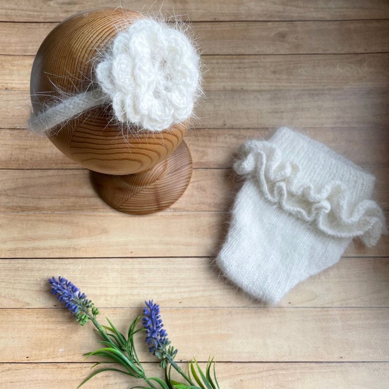 Newborn baby girl photo set included diaper cover and crocheted flower headband - หมวกเด็ก - ขนแกะ ขาว