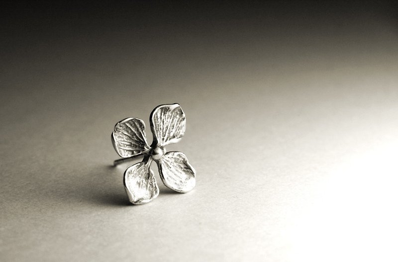 Four-leaf flower shape sterling silver earrings (single/pair) - ต่างหู - โลหะ สีเงิน