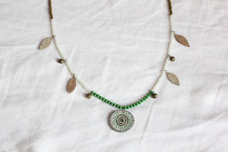 Shell long necklace - spiral motif hand embroidered by emerald green threads - Necklaces - Polyester Green