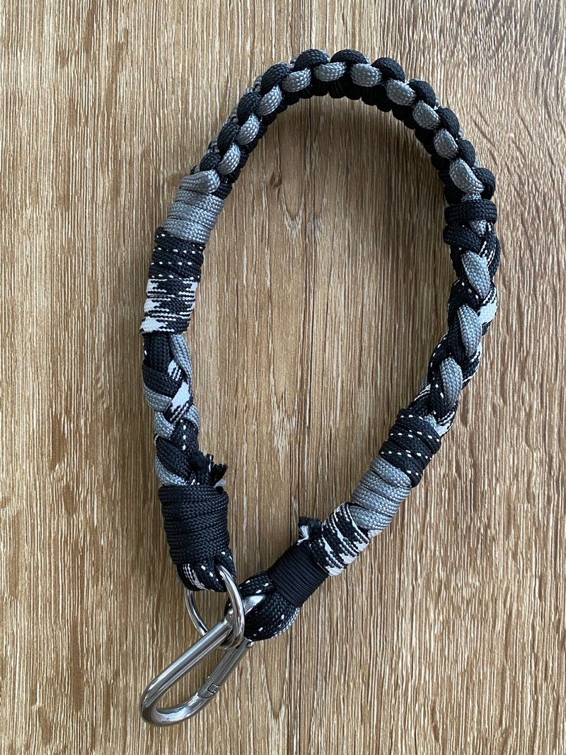 Paracord braided key ring black and white gray Stainless Steel hook - ที่ห้อยกุญแจ - เส้นใยสังเคราะห์ สีเทา