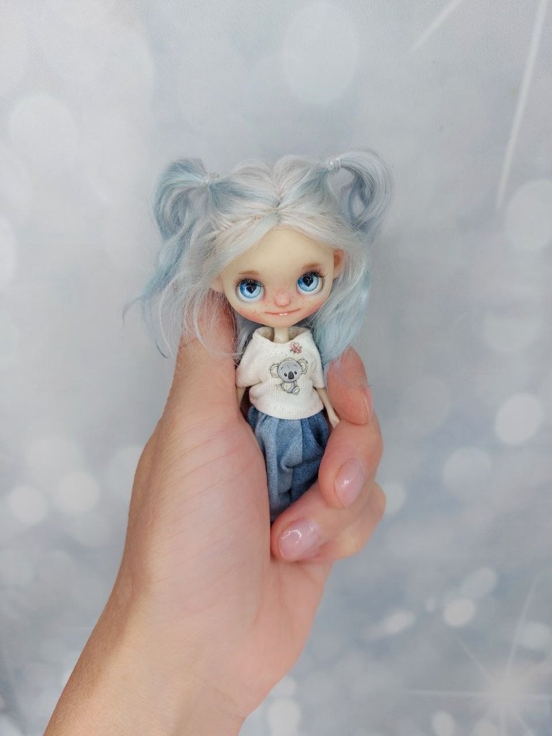 A small doll with blue hair. Interesting heart-shaped eyes. - 公仔/玩偶 - 塑膠 藍色