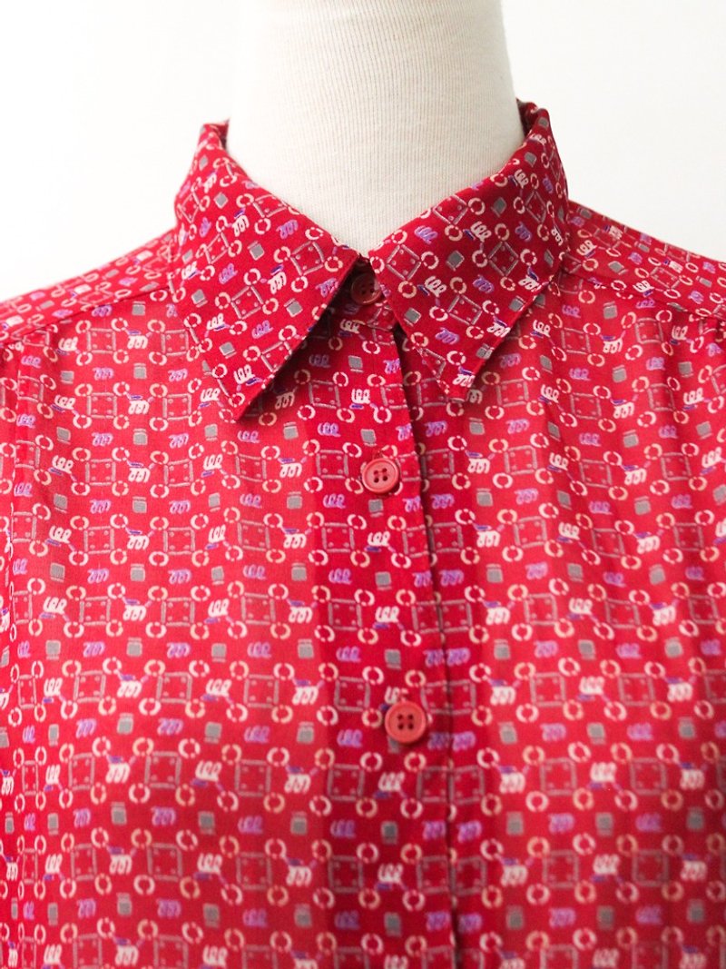 Vintage Japanese lattice red little long-sleeved vintage shirt Vintage Blouse - เสื้อเชิ้ตผู้หญิง - เส้นใยสังเคราะห์ สีแดง
