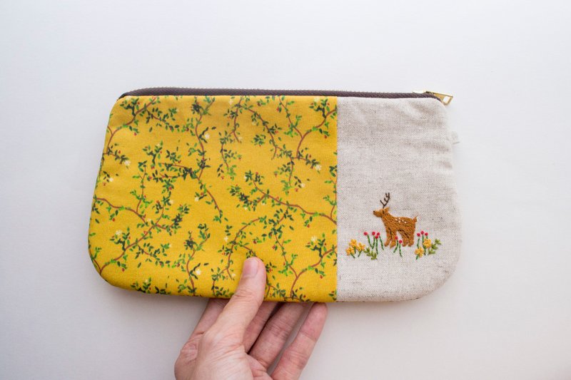 鹿 Deer Embroidered Zip Pouch- Tembusu Print - 其他 - 棉．麻 多色