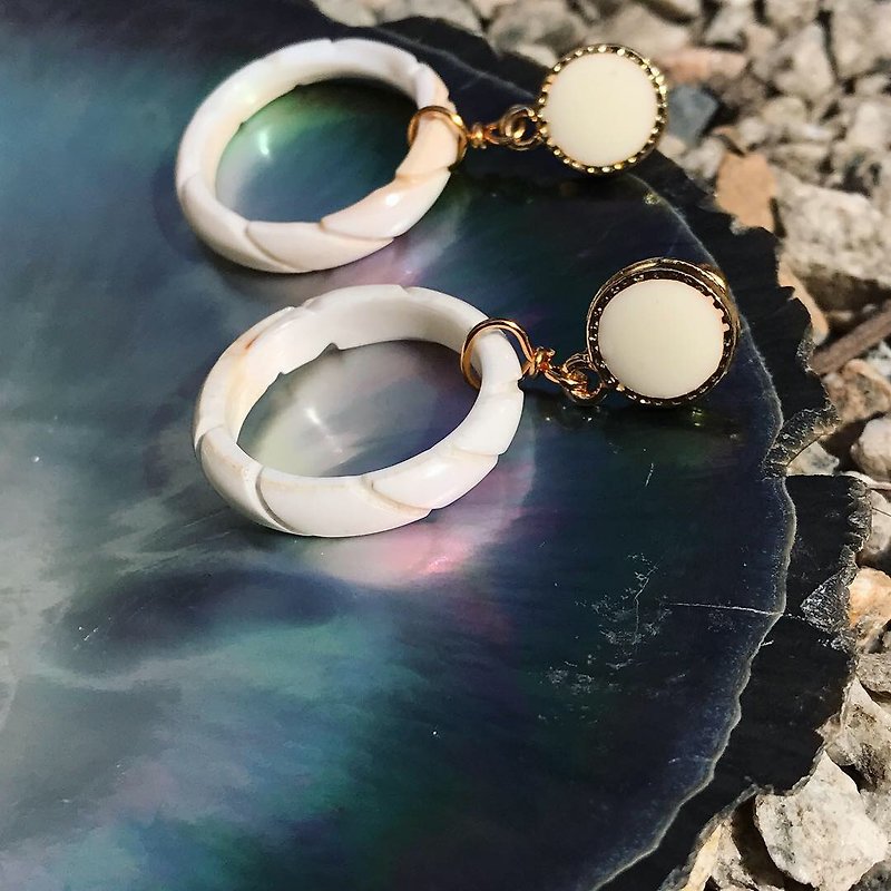 [Lost and find] antique carved shell hoop earrings - Earrings & Clip-ons - Gemstone White