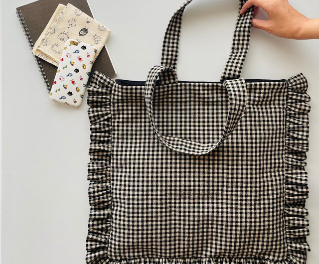 Ruffled tote bag like a square cushion M size gingham check black