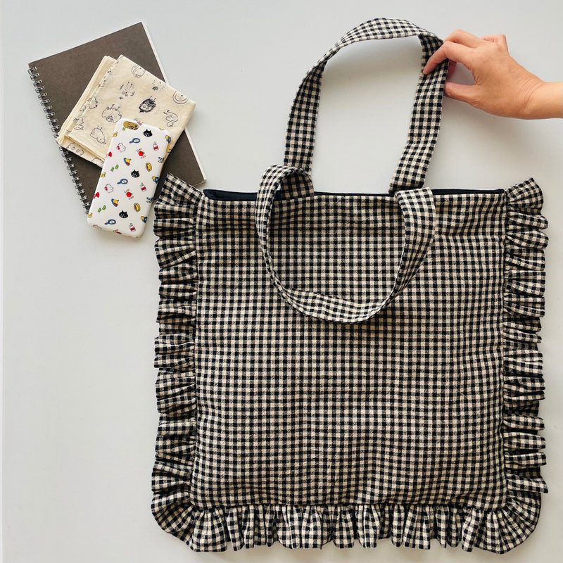 Ruffled tote bag like a square cushion M size gingham check black x Kinari cotton Linen - กระเป๋าถือ - ผ้าฝ้าย/ผ้าลินิน สีดำ