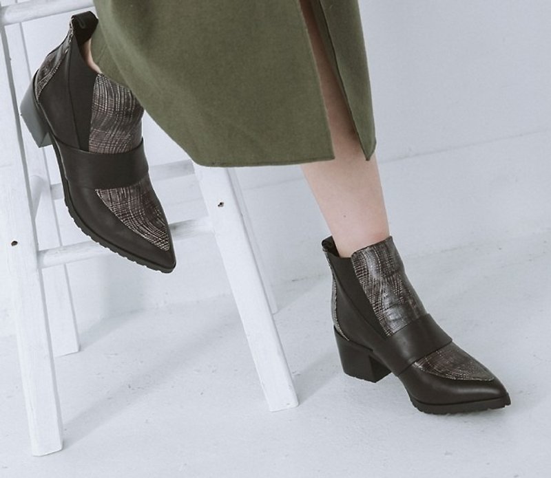Wide-width personalized serrated leather boots with black lines - รองเท้าบูทยาวผู้หญิง - หนังแท้ สีดำ