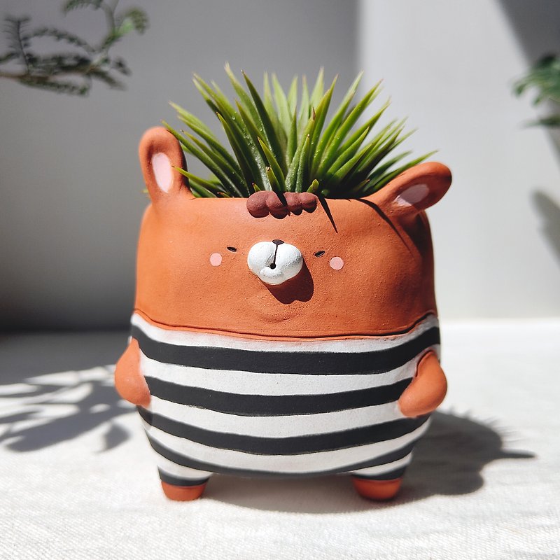 Bunny bandit planter. Handmade terracotta 花 - 花瓶/陶器 - 陶 