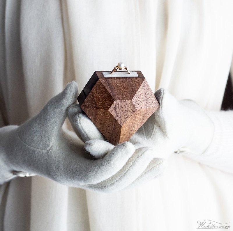 Unique rotating diamond shape proposal ring box - 居家收納/收納盒/儲物盒 - 木頭 