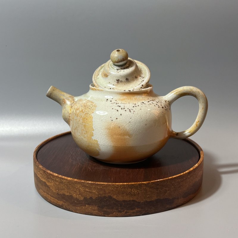 柴燒瓷土重落灰正把茶壺  / 小平凡手作 - 茶壺/茶杯/茶具 - 陶 