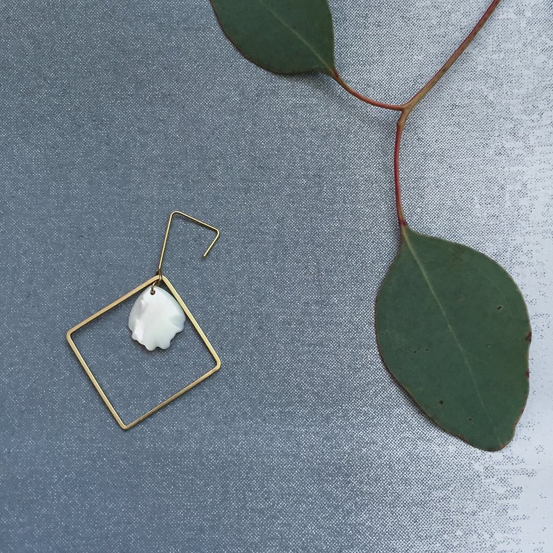 petal / square earrings with white shells - ต่างหู - ทองแดงทองเหลือง สีทอง