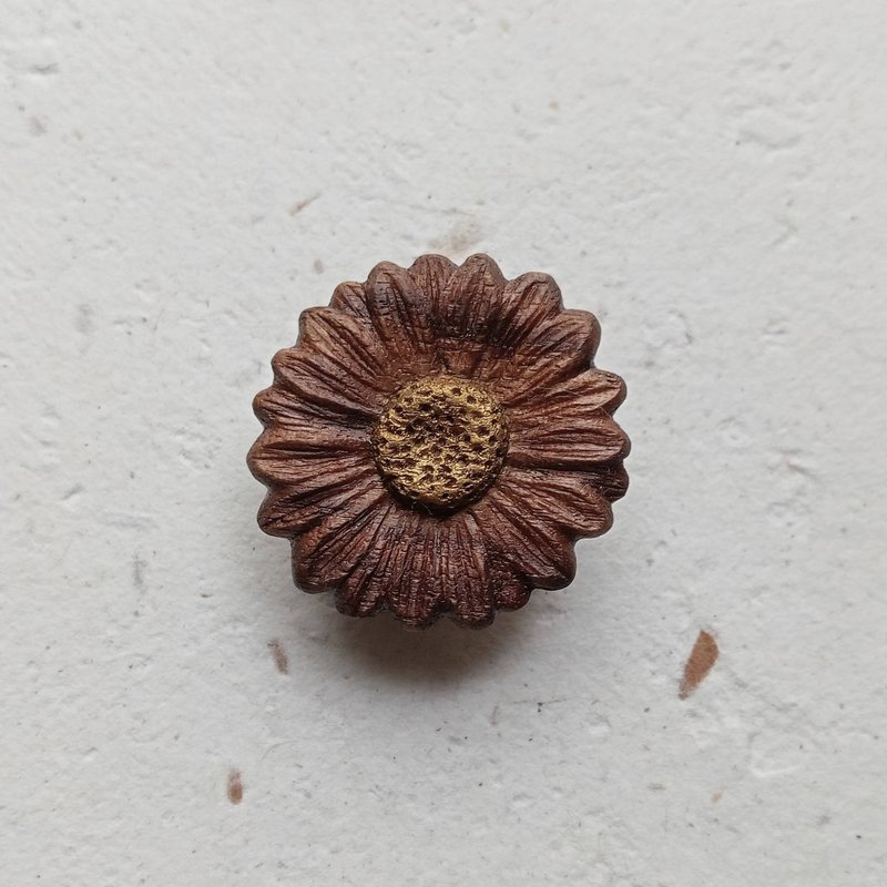 巧克力風味  胡桃木小雛菊徽章 - 胸針 - 木頭 咖啡色