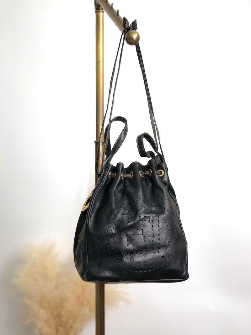 【Direct from Japan Luxury Pre-owned Bag】FENDI Shoulder Bag Black Logo Cut-out Leather Drawstring Vintage 5bbkpm - กระเป๋าแมสเซนเจอร์ - หนังแท้ สีดำ