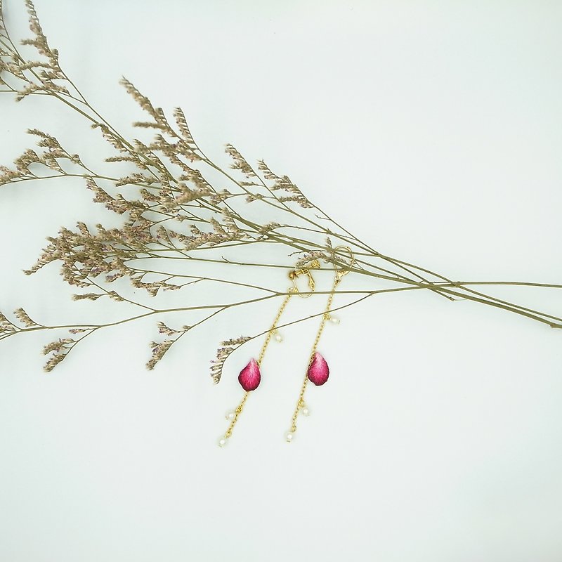薔薇花瓣 手工刺繡耳環 - 耳環/耳夾 - 繡線 紅色