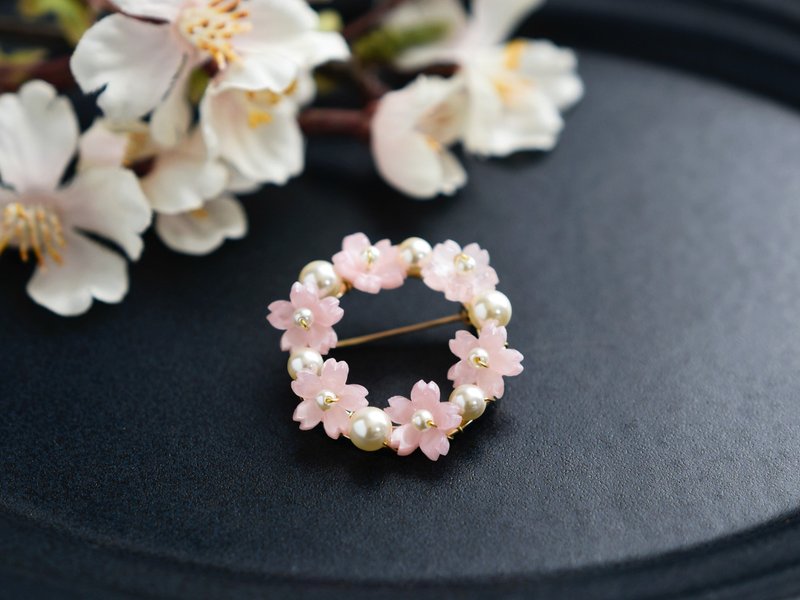 [Brooch, S size] Cherry blossoms, spring in full bloom, pearl wreath 1 - Brooches - Plastic Pink