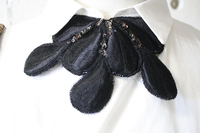 刺繍　ネックレス　　Embroidery Necklace - ネックレス - 刺しゅう糸 ブラック