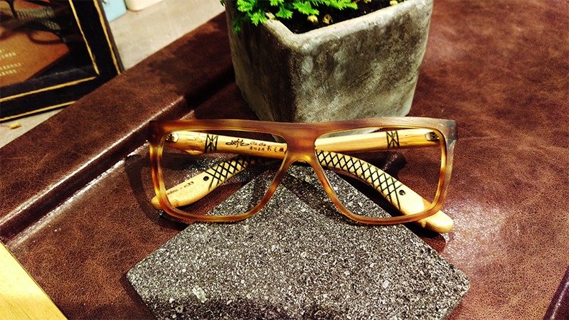 Taiwan handmade glasses [Movies] Scale of operations feel aesthetic process of art - กรอบแว่นตา - ไม้ไผ่ สีนำ้ตาล
