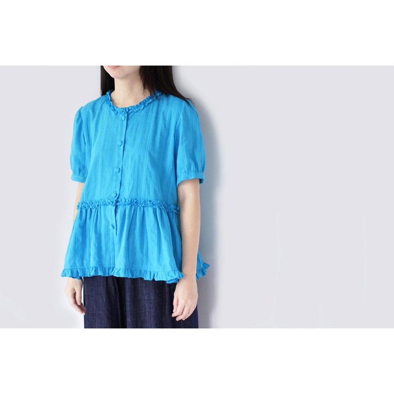 Short-sleeved top with ruffle details in Electric Blue - 女上衣/長袖上衣 - 棉．麻 藍色