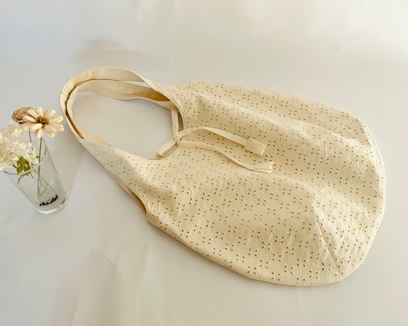 Diamond lace embroidered pill shoulder bag. Double compartment inner pocket - กระเป๋าแมสเซนเจอร์ - ผ้าฝ้าย/ผ้าลินิน ขาว