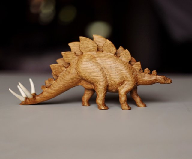 木製の手彫り恐竜ステゴサウルス、恐竜の置物 - ショップ Papaofsaurs 置物 - Pinkoi