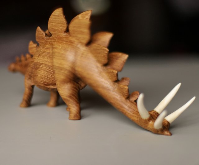 木製の手彫り恐竜ステゴサウルス、恐竜の置物 - ショップ Papaofsaurs