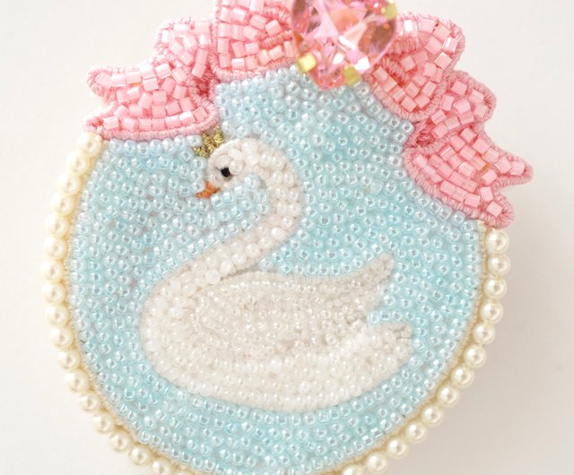 白鳥の絵画ブローチ ビーズ刺繍ブローチ リボン - ショップ