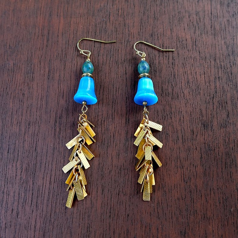 Blue bell shaped and Brass chain earrings (code : che006) - ต่างหู - หิน สีน้ำเงิน