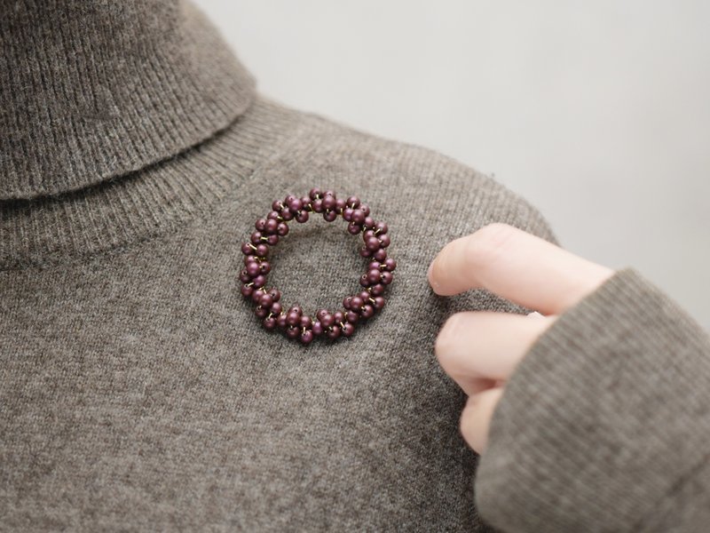 [Brooch, Medium Size] Matte Purple Nut Wreath - Brooches - Pearl Purple