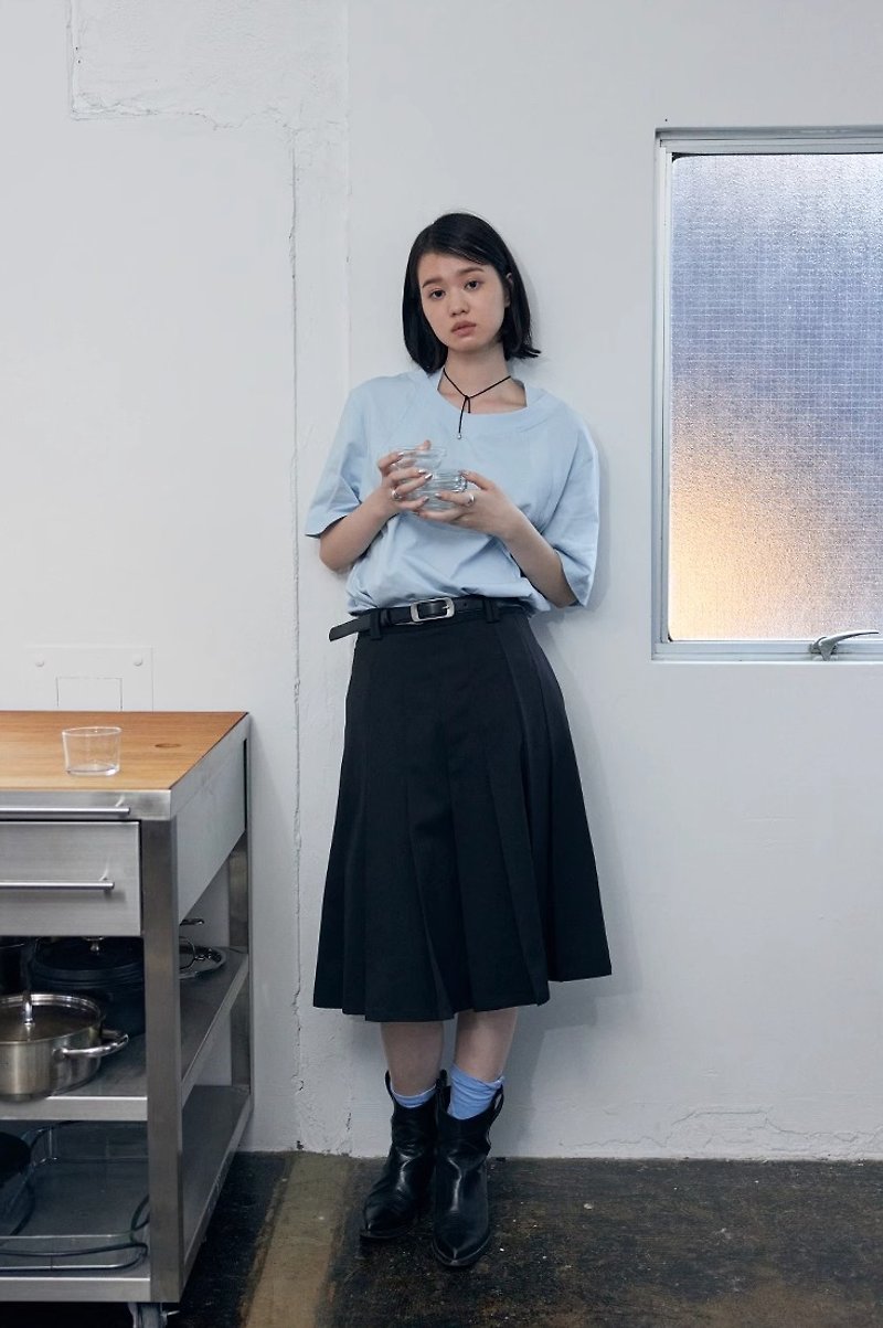 日本製のミニマリストローウエストプリーツスカート - スカート - その他の素材 ブラック