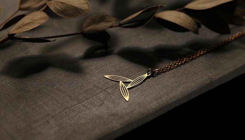 Simplxs gold clover necklace Three Sasagrasses Pendant (Gold) - สร้อยคอ - โลหะ สีทอง