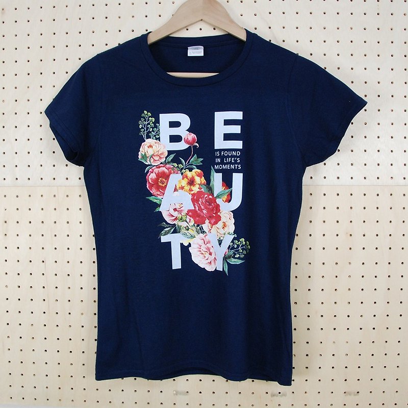 新創設計師-T恤：【Beauty】短袖 T-shirt《中性/修身》(藏青)-850 Collections - T 恤 - 棉．麻 多色