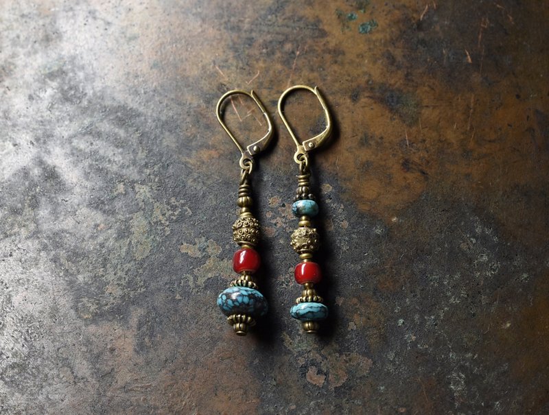 Turquoise dark red white hearts, ethnic tsubutsubu brass asymmetric earrings - ต่างหู - โลหะ สีเขียว