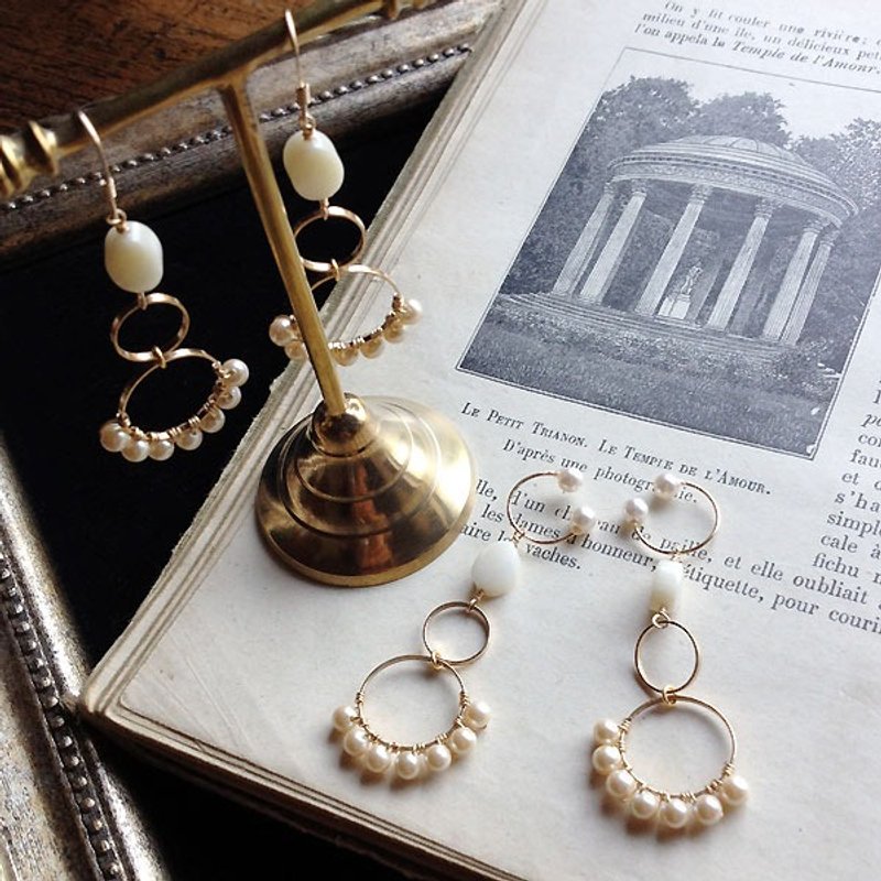 【Shipping Free】★免運★14 kgf white coral × vintage pearl × metal ring earrings OR ear clip ＊[14kgfホワイトコーラル×ビンテージパール×メタルリングピアスORイヤークリップsz - 09] - 耳環/耳夾/耳骨夾 - 寶石 金色