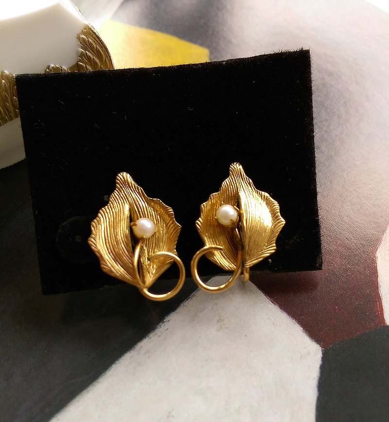 Western antique jewelry. Carl Art Graceful Pearl Leaflet Bolt Earrings - ต่างหู - โลหะ สีทอง