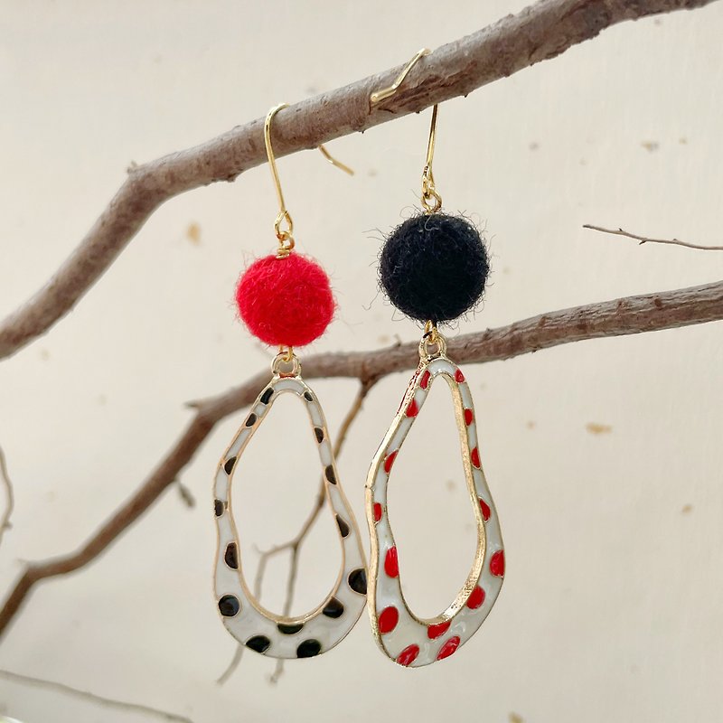 Contrasting color hand-made wool felt earrings 18K gold-covered ear hooks can be changed to Clip-On - ต่างหู - ขนแกะ สีเขียว
