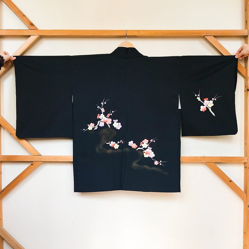 Kimono / Black Haori (Ume Flower) - เสื้อแจ็คเก็ต - ผ้าไหม สีดำ