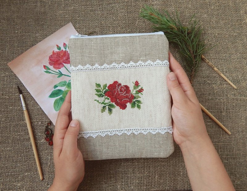 Cosmetic bag with embroidered rose, linen bag, textile purse with lace - กระเป๋าเครื่องสำอาง - ผ้าฝ้าย/ผ้าลินิน หลากหลายสี