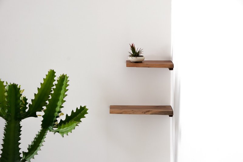 BOKTO || Acacia || Nail-free wall corner laminate natural edge log shelf corner - ชั้นวาง/ตะกร้า - ไม้ 