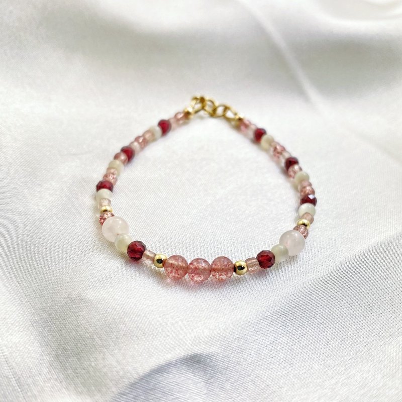 Berry Hao | Stone stone bracelet 14KGFx strawberry crystal x Stone x pink quartz x white butterfly shell - สร้อยข้อมือ - วัสดุอื่นๆ สีแดง