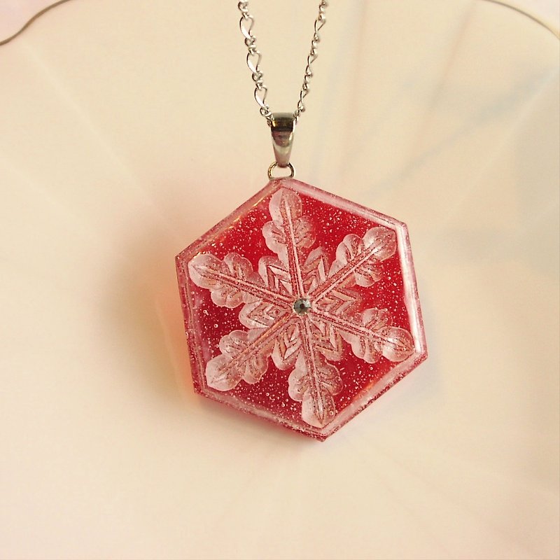 Snowflake pendant - Necklaces - Glass Red