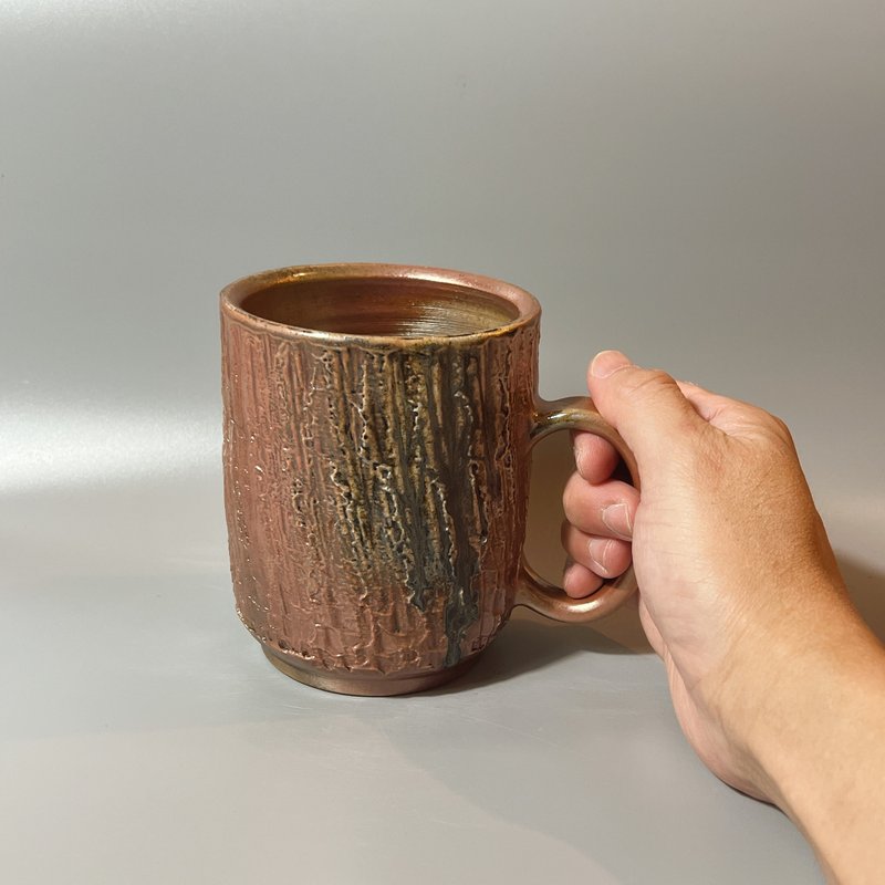 Firewood 500cc gold color wood grain mug/beer mug/handmade by Xiao Pingfan - ถ้วย - ดินเผา 