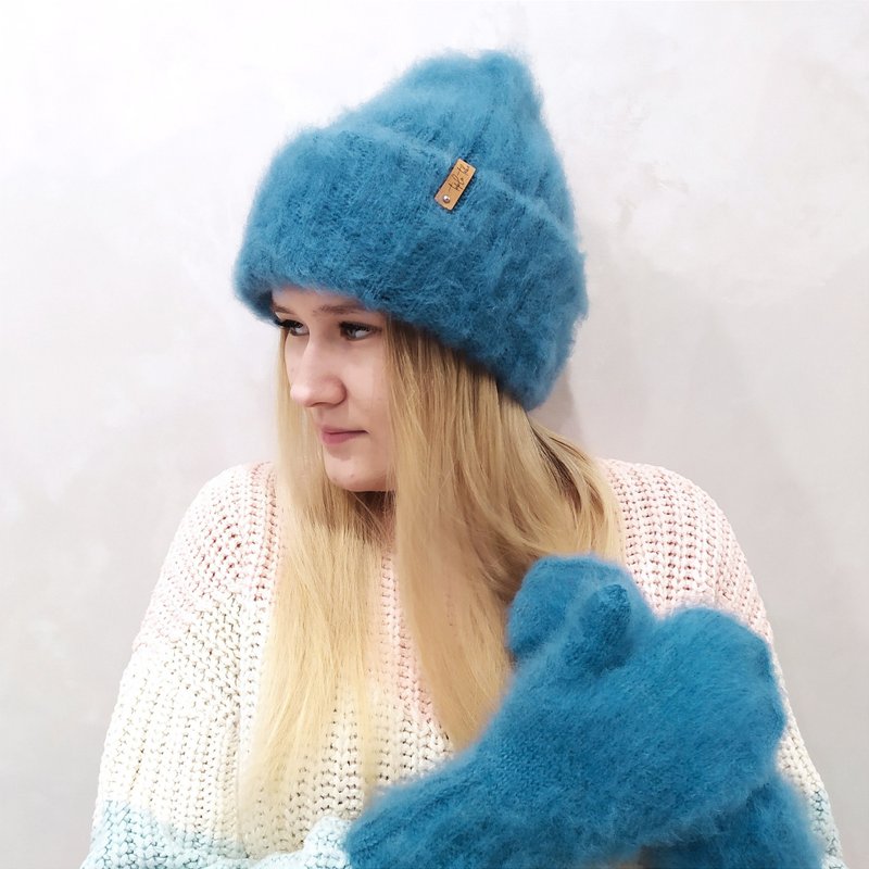 Warm blue fluffy hat and mittens | Winter knitted accessories - 帽子 - 其他材質 藍色