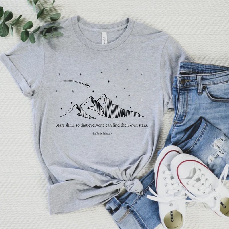 The Little Prince Stars shine so that everyone can unisex short-sleeved top with famous movie quotes - เสื้อยืดผู้หญิง - ผ้าฝ้าย/ผ้าลินิน ขาว