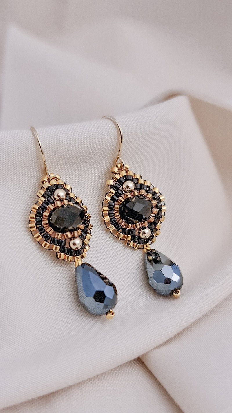 Flores Negras | Black and gold hematite teardrop earrings by JeannieRichard - ต่างหู - คริสตัล สีดำ