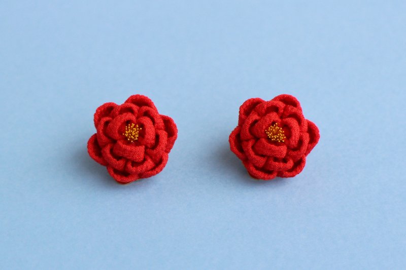 Pure Silk Gentle Camellia Clip-On Red Tsumami Crafts Japanese Yukata Kimono Round Rose Rose Formal Kindergarten School Entrance Mother's Day - Earrings & Clip-ons - Silk Red