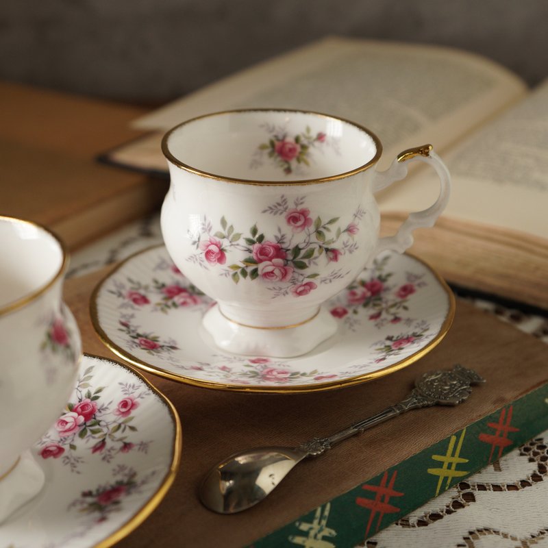 Vintage English fine bone china teacups and saucers  made by Elizabethan - แก้วมัค/แก้วกาแฟ - เครื่องลายคราม หลากหลายสี