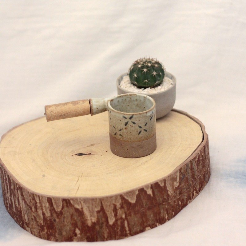 3.2.6。スタジオ：木製ハンドル付きハンドメイドセラミック木のボウル。 - 花瓶・植木鉢 - 陶器 カーキ