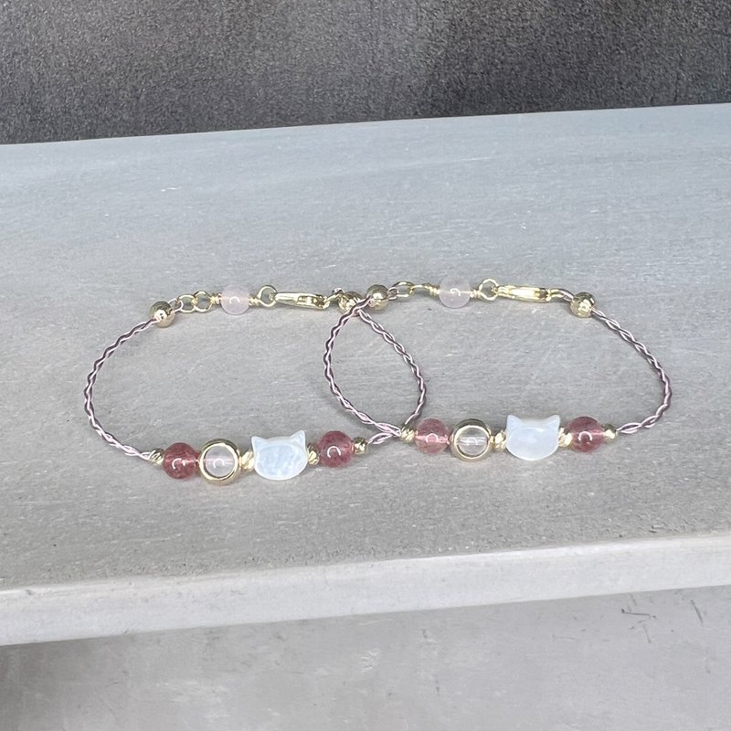 Strawberry Crystal Cat Japanese Steel Wire Bracelet Peach Blossom Charming Neighbor Handmade - สร้อยข้อมือ - คริสตัล สึชมพู